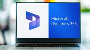POZNAN, POL -APR 9, 2022: Microsoft Dynamics 365 'in logosunu gösteren dizüstü bilgisayar, girişim kaynak planlaması ve müşteri ilişkileri akıllı iş uygulamalarının ürün serisi