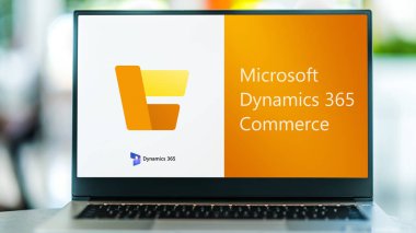 POZNAN, POL - 9 APR 2022: Microsoft Dynamics 365 Ticaret logosunu gösteren dizüstü bilgisayar