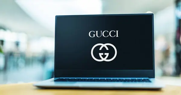 Poznan Pol Jun 2021 展示意大利奢侈品Gucci标志的笔记本电脑 — 图库照片