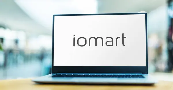 Poznan Pol Jun 2021 Laptop Computer Displaying Logo Iomart Group — Stock Photo, Image