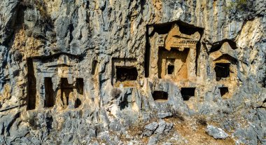 Türkiye 'nin Mugla ilinde Dalyan' ın mezarlarını Lycian kayaları kesti.