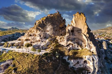 Kapadokya 'nın Nevsehir ilindeki Uchisar Şatosu manzarası.