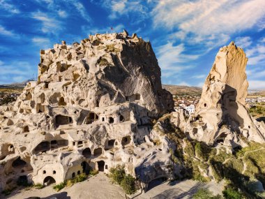 Kapadokya 'nın Nevsehir ilindeki Uchisar Şatosu manzarası.