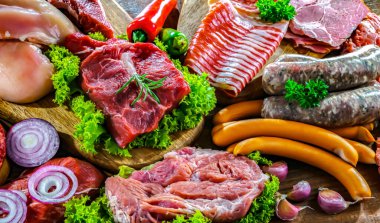 Çeşitli et ürünleri içeren kompozisyon.