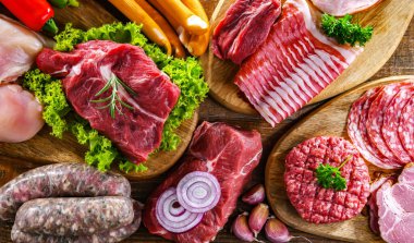 Çeşitli et ürünleri içeren kompozisyon.