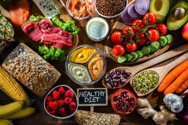 Dengeli beslenmeyi temsil eden çeşitli gıda ürünleri