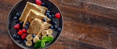 Bir tabak ev yapımı Polonya gözlemesi. İçi süzme peynirle dolu.