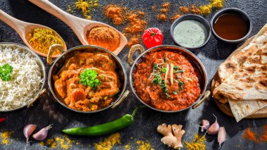 Sıcak madras paneer ve sebze masala ile basmati pilavı Hint karahi kaplarında servis edilir..