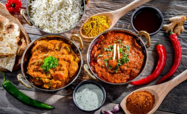 Sıcak madras paneer ve sebze masala ile basmati pilavı Hint karahi kaplarında servis edilir..