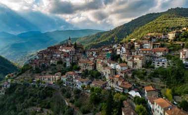 Apricale Imperia Eyaleti, Liguria, İtalya için görünümünü.