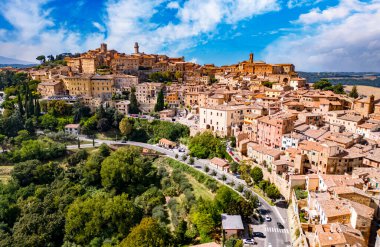 İtalya 'nın güneyindeki Siena eyaletinde yer alan ortaçağ ve Rönesans Tepesi şehri Montepulciano' nun havadan görünüşü.