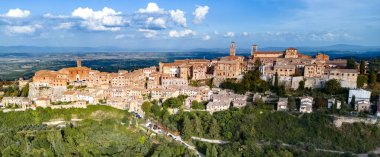 İtalya 'nın güneyindeki Siena eyaletinde yer alan ortaçağ ve Rönesans Tepesi şehri Montepulciano' nun havadan görünüşü.