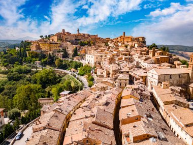 İtalya 'nın güneyindeki Siena eyaletinde yer alan ortaçağ ve Rönesans Tepesi şehri Montepulciano' nun havadan görünüşü.