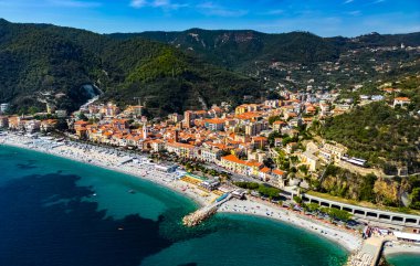 İtalya 'nın Savona eyaletindeki İtalyan Rivierası üzerinde Noli' nin hava manzarası
