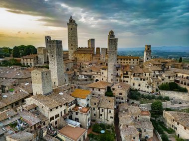 San Gimignano 'nun havadan görünüşü, Siena, Tuscany, Ital bölgesindeki bir ortaçağ tepe kasabası.