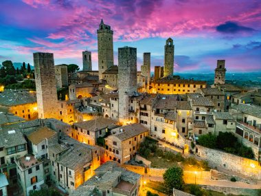 San Gimignano 'nun havadan görünüşü, Siena, Tuscany, Ital bölgesindeki bir ortaçağ tepe kasabası.