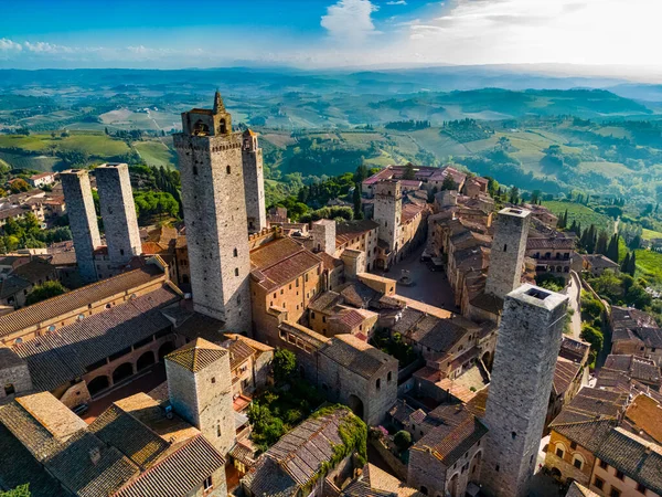 San Gimignano 'nun havadan görünüşü, Siena, Tuscany, Ital bölgesindeki bir ortaçağ tepe kasabası.