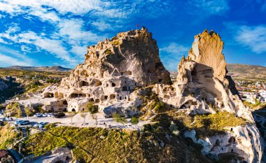 Kapadokya 'nın Nevsehir ilindeki Uchisar Şatosu manzarası.