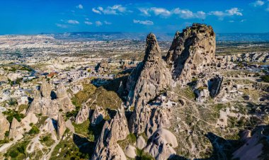 Kapadokya 'nın Nevsehir ilindeki Uchisar Şatosu manzarası.