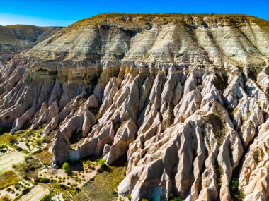 Kapadokya, Türkiye 'deki Zelve Valley manzarası. UNESCO Dünya Mirası Alanı.