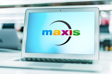 POZNAN, POL - MAR 15, 2021: Maxis 'in logosunu gösteren dizüstü bilgisayar, Amerikalı bir video oyunu geliştiricisi ve Elektronik Sanatlar bölümü (EA)