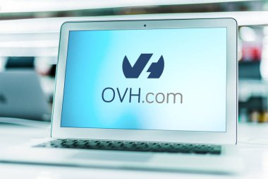 POZNAN, POL - MAR 15, 2021: OVH 'nin logosunu gösteren dizüstü bilgisayar, VPS, özel sunucular ve diğer web hizmetleri sunan bir Fransız bulut hesaplama şirketi