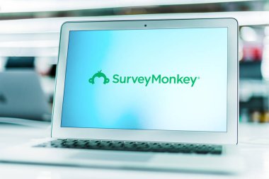 POZNAN, POL - MAR 15, 2021: Bir hizmet şirketi olarak online anket geliştirme bulut tabanlı bir yazılım olan SurveyMonkey 'nin logosunu gösteren dizüstü bilgisayar