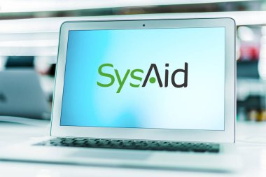 POZNAN, POL - MAR 15, 2021: SysAid Technologies 'in logosunu gösteren dizüstü bilgisayar, bilişim hizmeti yönetim yazılımını geliştiren ve sağlayan bir şirket