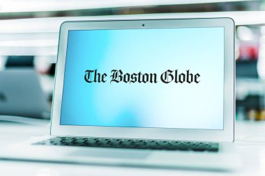 POZNAN, POL - 15 MAR 2021: Boston Globe adlı Amerikan günlük gazetesinin Boston, Massachusetts merkezli logosunu gösteren dizüstü bilgisayar