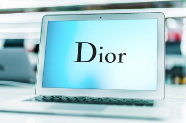 POZNAN, POL - 15 Mayıs 2021: Dior 'un logosunu gösteren dizüstü bilgisayar, Fransız lüks mal şirketi