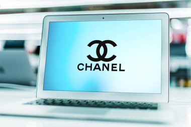 POZNAN, POL - 15 Mayıs 2021: Chanel 'in logosunu gösteren dizüstü bilgisayar, yüksek moda ve hazır giysilere, lüks ürünlere ve aksesuarlara odaklanan lüks bir şirket