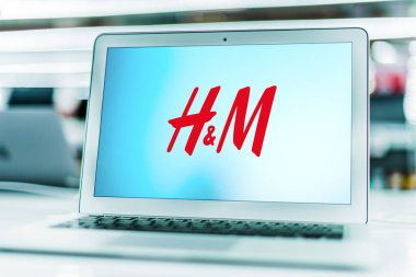 POZNAN, POL - 15 Mayıs 2021: İsveçli çok uluslu giyim perakende satış şirketi Hennes & Mauritz 'in logosunu gösteren dizüstü bilgisayar