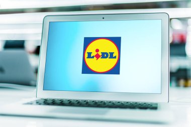 POZNAN, POL - 1 Mayıs 2021: Neckarsulm, Almanya merkezli küresel indirimli bir süpermarket zinciri olan Lidl 'in logosunu gösteren dizüstü bilgisayar