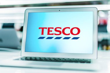 POZNAN, POL - 15 Mayıs 2021: Tesco 'nun logosunu gösteren dizüstü bilgisayar, Welwyn Garden City, Hertfordshire, Engl' de merkezi olan çok uluslu bir market ve genel ürün perakendecisi.