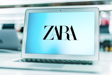 POZNAN, POL - 15 Mayıs 2021: Galiçya 'daki Arteixo merkezli İspanyol giyim perakendecisi Zara' nın logosunu gösteren dizüstü bilgisayar