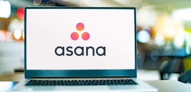 POZNAN, POL - 8 DEC 2021: Asana 'nın logosunu gösteren dizüstü bilgisayar, takımların işlerini organize etmelerine, izlemelerine ve yönetmelerine yardımcı olmak için tasarlanmış bir web ve mobil uygulama