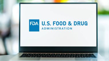 POZNAN, POL - 1 Mayıs 2021: Sağlık ve İnsan Hizmetleri 'nin federal bir kuruluşu olan FDA' nın logosunu gösteren dizüstü bilgisayar