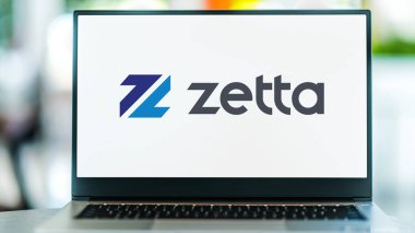POZNAN, POL - 1 Mayıs 2021: Küçük ve orta büyüklükteki işletmeler, işletmeler ve MSPS 'ler için bulut tabanlı yedekleme ve felaket kurtarma konusunda uzmanlaşmış bir şirket olan Zetta' nın logosu dizüstü bilgisayarda sergileniyor