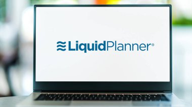 POZNAN, POL - 8 DEC 2021: Seattle merkezli bir çevrimiçi proje yönetimi yazılım şirketi olan LiquidPlanner, Inc. 'in logosunu gösteren dizüstü bilgisayar