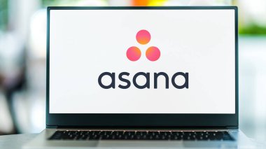 POZNAN, POL - 8 DEC 2021: Asana 'nın logosunu gösteren dizüstü bilgisayar, takımların işlerini organize etmelerine, izlemelerine ve yönetmelerine yardımcı olmak için tasarlanmış bir web ve mobil uygulama