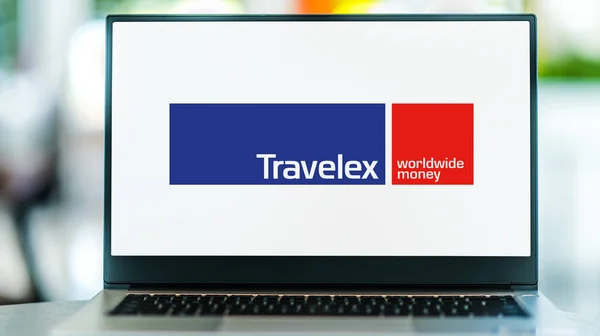 Poznan Pol Jun 2021 Bärbar Dator Med Logotyp För Travelex — Stockfoto