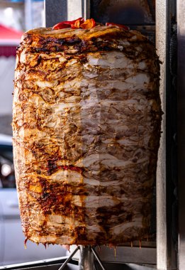 Geleneksel donör kebabı Türk sokak restoranında dikey rostoda kızartıldı