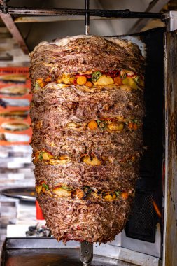Geleneksel donör kebabı Türk sokak restoranında dikey rostoda kızartıldı