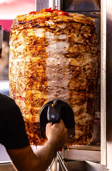 Geleneksel donör kebabı Türk sokak restoranında dikey rostoda kızartıldı