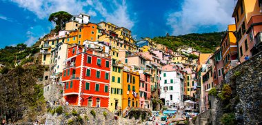 RIOMAGGIORE, ITA - 17 SEP 2023: Liguria, İtalya 'da Riomaggiore Mimarisi