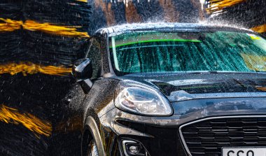 Otomatik oto yıkamada bir araç..