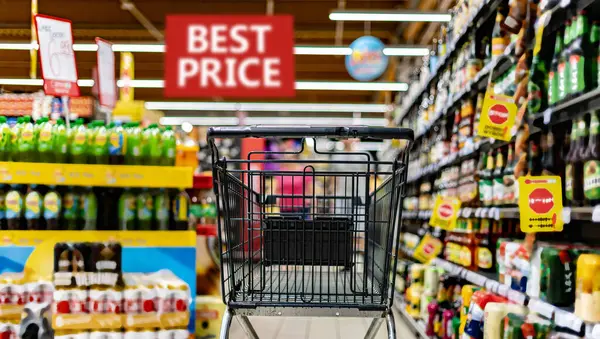 Gerobak Belanja Dekat Rak Toko Supermarket — Stok Foto