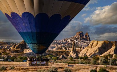 CAVUSIN, TUR - OCT 16, 2023: Kapadokya 'daki Goreme Milli Parkı' nda Cavusin yakınlarında sıcak hava balonları.