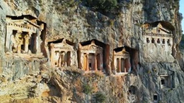 Türkiye 'nin Mugla ilinde Dalyan' ın mezarlarını Lycian kayaları kesti.