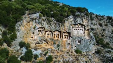 Türkiye 'nin Mugla ilinde Dalyan' ın mezarlarını Lycian kayaları kesti.